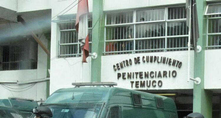 Detienen a mujer que intentó ingresar con 400 gramos de droga a cárcel de Temuco: utilizó un tronco