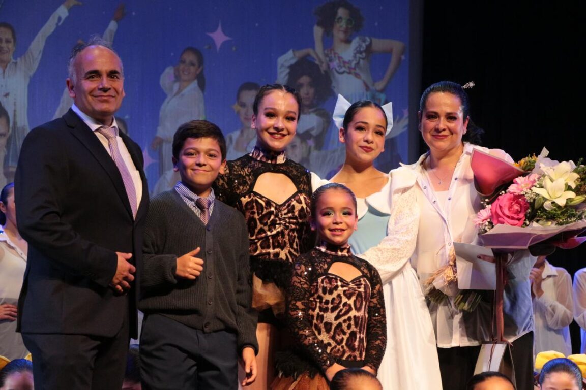 Bailarina Catalinna Parraguez junto a su familia