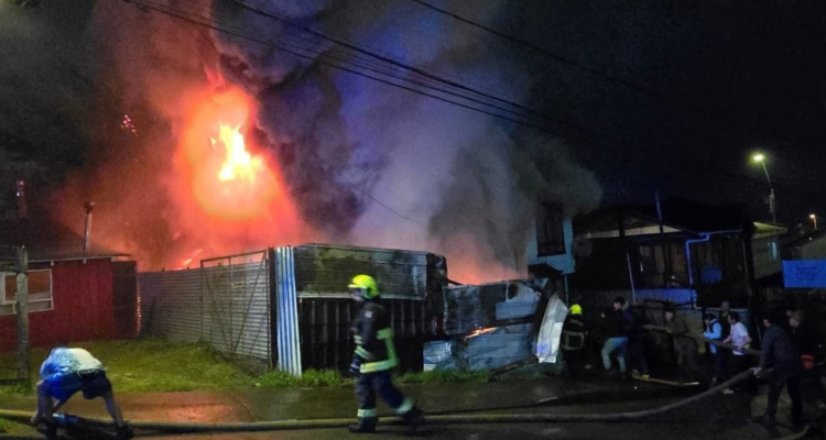 Hallan tres cuerpos calcinados tras incendio que destruyó 2 casas en Quellón: hay un herido