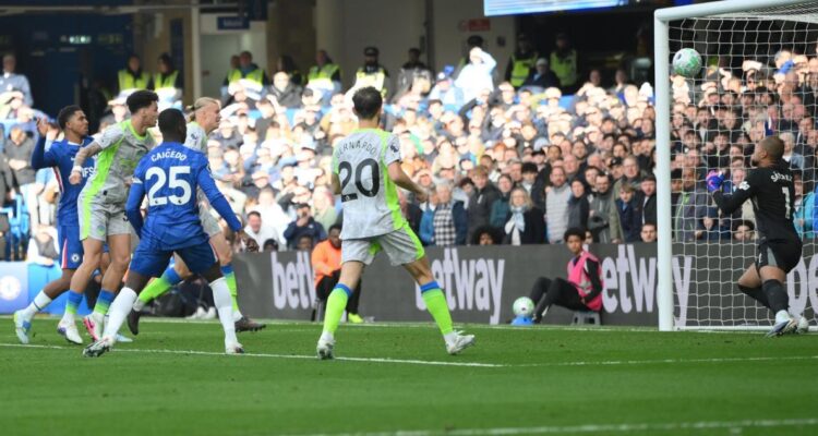 Manchester City golea al Chelsea y puede dejar al Arsenal sin título de la Premier LEague