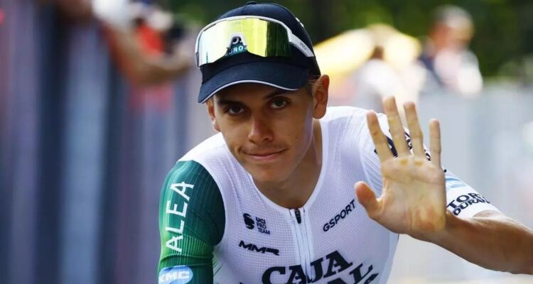 Promesa del ciclismo español se debate entre la vida y la muerte: chocó con auto mientras entrenaba