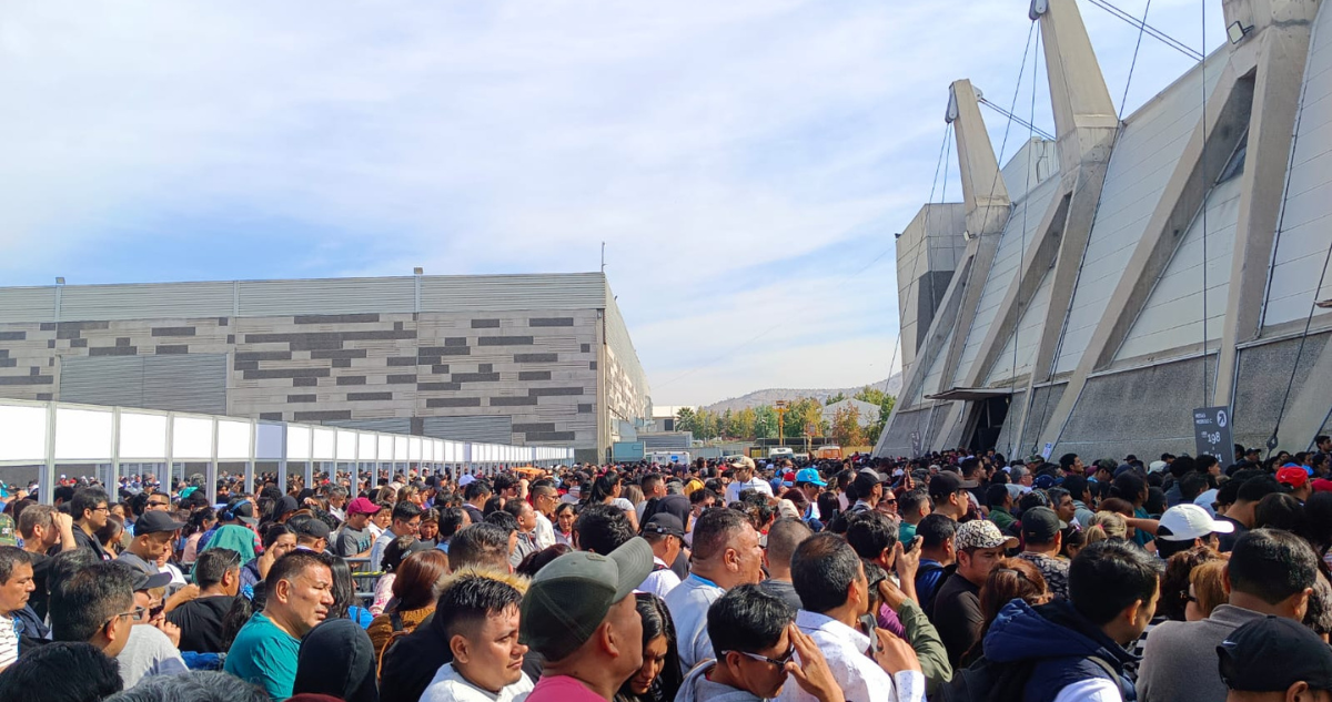 Filas kilométricas de ciudadanos peruanos en Chile