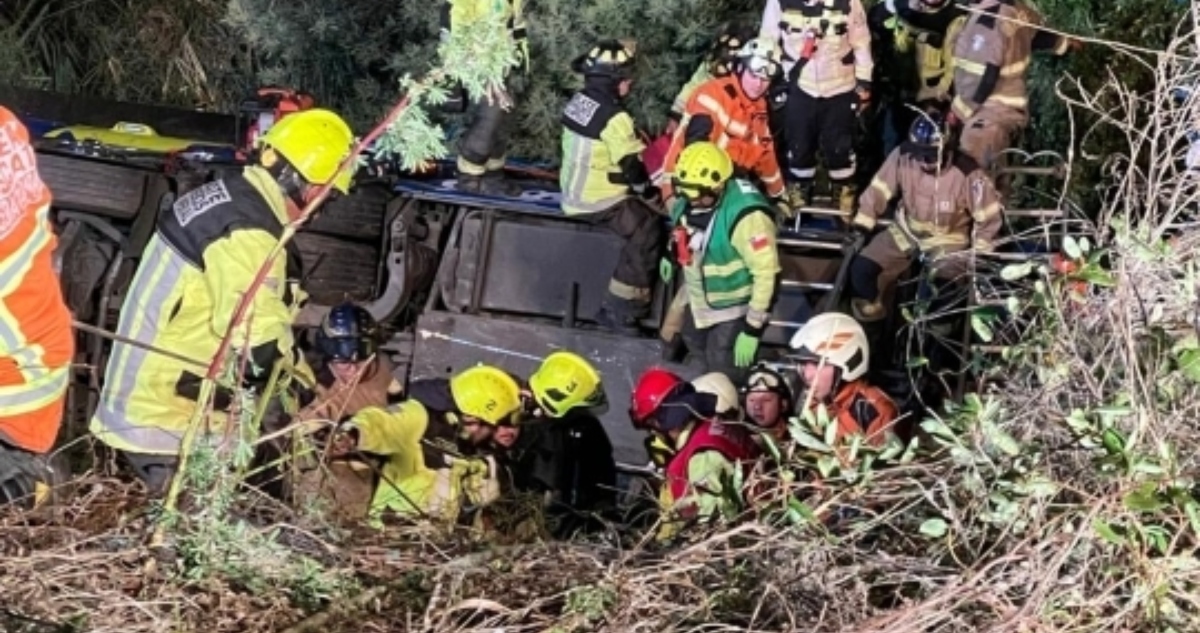 Colisión de vehículo con bus en La Araucanía: un muerto y 14 lesionados