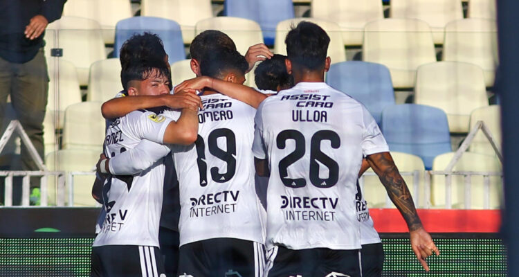 Colo Colo celebra gol de Madrid ante Deportes Concepción