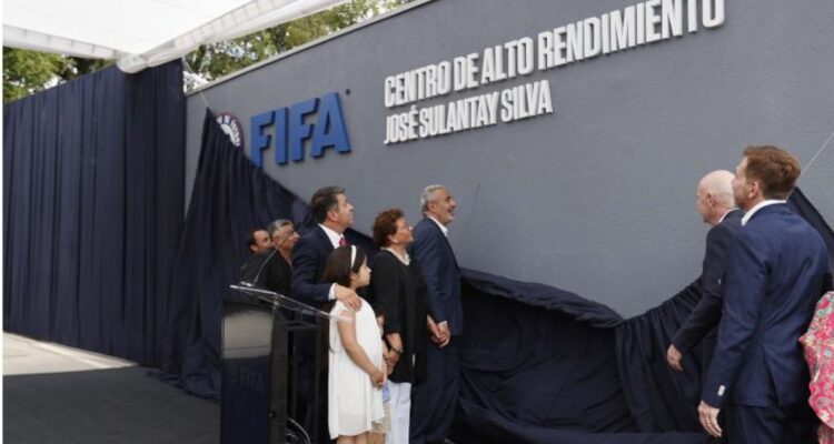 Complejo de La Roja, José Sulantay, recibe premio de la FIFA