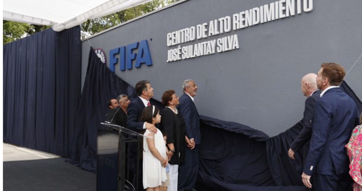 Complejo de La Roja, José Sulantay, recibe premio de la FIFA