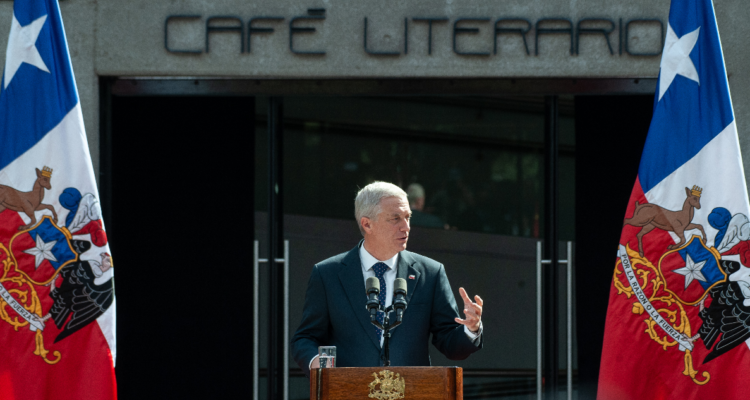 https://media.biobiochile.cl/wp-content/uploads/2026/04/con-elogios-a-matthei_-presidente-kast-reinaugura-cafe-literario-de-providencia-vandalizado-en-2019-750x400.png