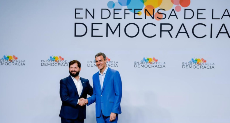 Con guiño a candidatura de Bachelet Boric moderó encuentro En defensa de la Democracia en Barcelona