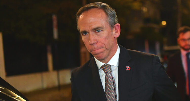 Cónclave: Alessandri admite que Plan de Reconstrucción no incluye nuevas medidas para la clase media