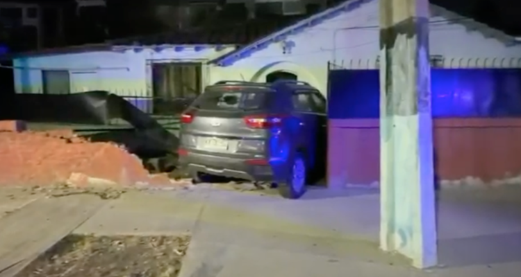 Conductor huye tras chocar con hogar de adultos mayores en La Cisterna: denuncian que iba ebrio
