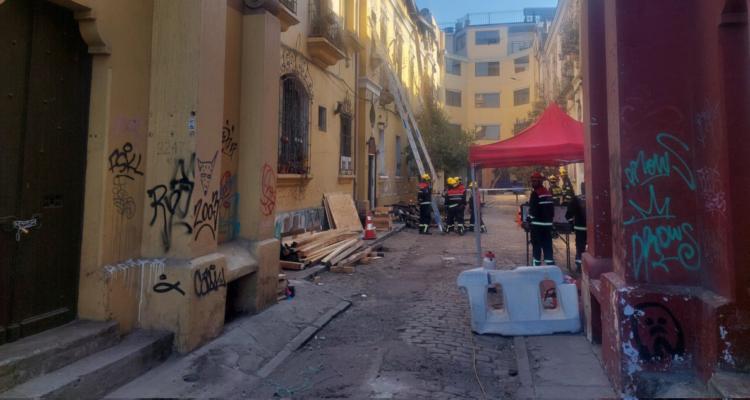 Confirman hallazgo de segundo cuerpo en casona incendiada en el centro de Santiago