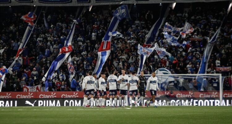 Conmebol amenazó a Universidad Católica con jugar a puertas cerradas si no le garantiza entradas a Boca.