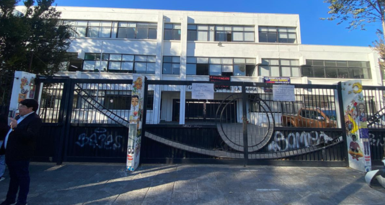 Colegios de Valparaíso activan protocolos por mensajes de violencia en internet: uno suspendió clases