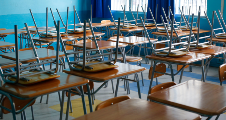 Más de 100 profesores de Tomé no han recibido su sueldo y manifiestan su molestia ante el municipio