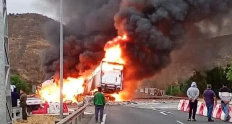 Camión se incendia tras accidente en Ruta 5 en Ovalle: conductor se habría quedado dormido