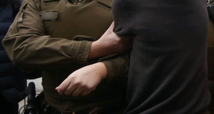 Detienen a adolescente que portaba pistola y municiones en plena vía pública en Lota