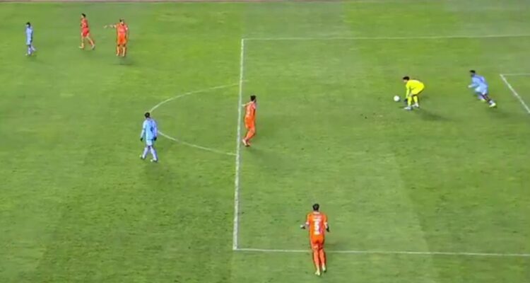Arquero de La Guaira regaló ridículo gol en Copa Libertadores.