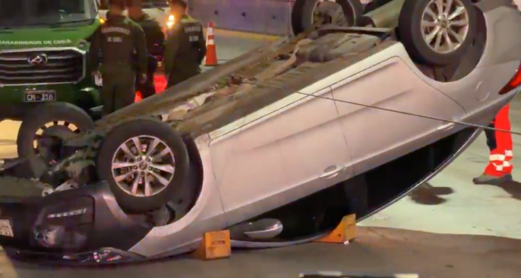 Providencia: vehículo termina volcado tras accidente en la Costanera Norte