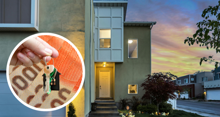 Foto de contexto de vivienda, billetes y llaves de casa