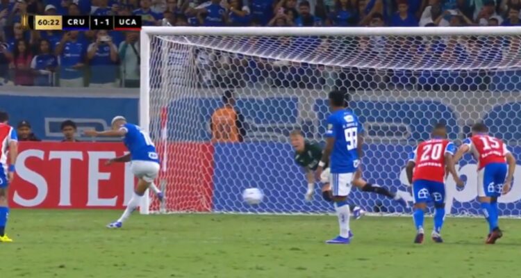 Cruzeiro iguala ante la UC en Copa Libertadores con un penal