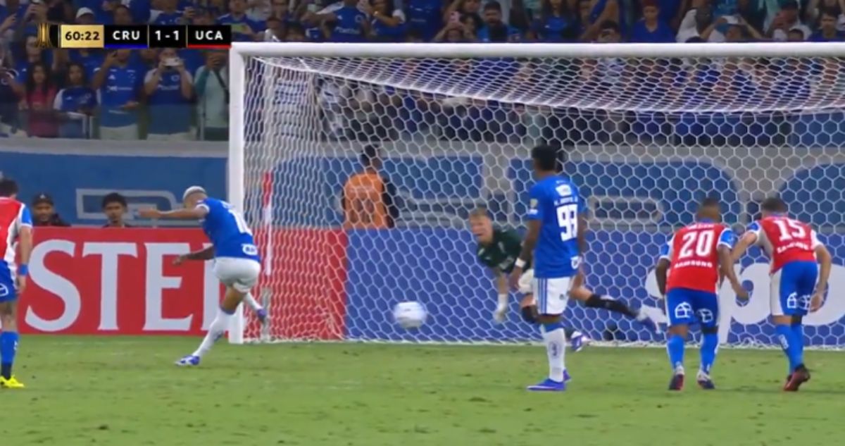 Cruzeiro iguala ante la UC en Copa Libertadores con un penal