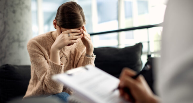 Persona recibiendo atención de salud mental.