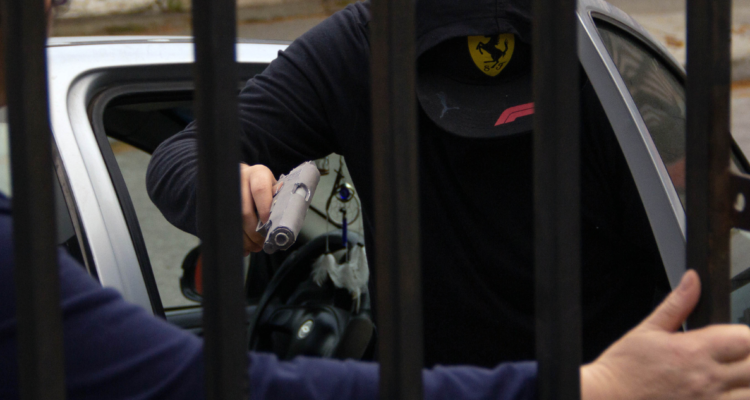 Foto de contexto de hombre armado.