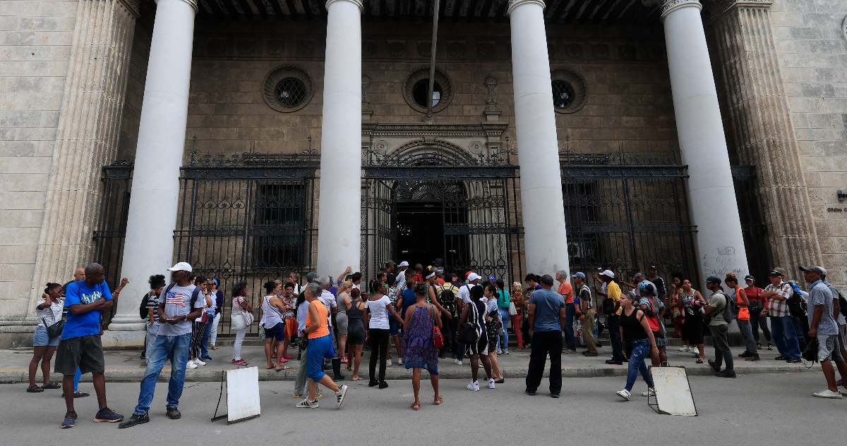 Otra escasez golpea a Cuba: Billetes “desaparecieron” e isleños amanecen en bancos para pedir efectivo