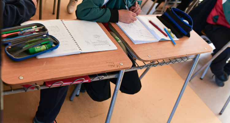 Foto de contexto de niños en sala de clases