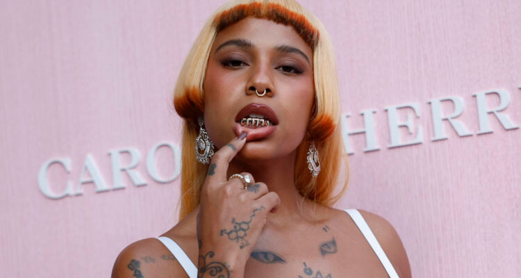 Demandan a Tokisha por foto semidesnuda en “basílica sagrada”: obispado pide eliminar imagen