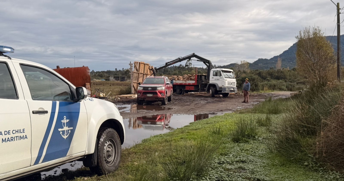 Desalojan con maquinaria galpón construido irregularmente en borde costero en Puerto Montt