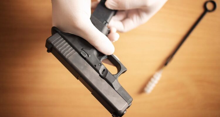 Expertos echan por tierra detectores de armas en colegios: “no detectan problemas de salud mental”