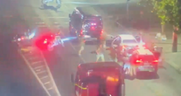 Tres detenidos por intentar atropellar a carabineros en Peñalolén: uno de los sujetos resultó baleado