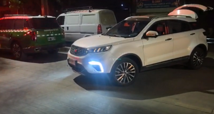 Detienen a cinco individuos en taller mecánico que mantenía vehículos robados en La Pintana