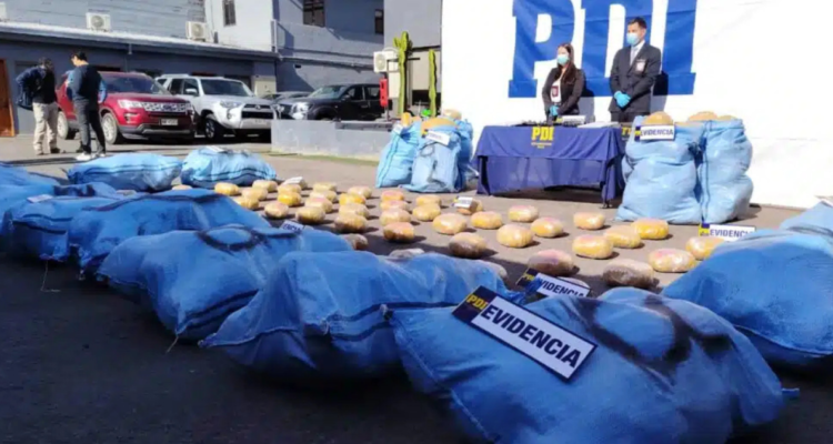Detienen a ciudadano boliviano con 861 kilos de droga, fusil de guerra y Starlink en el desierto