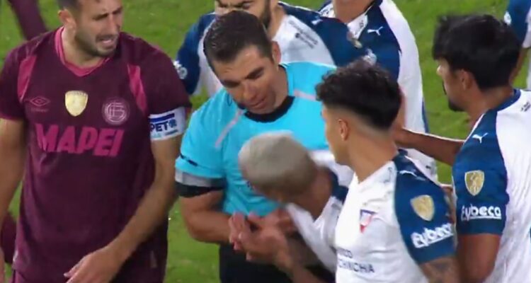 Deyverson fingió agresión de árbitro chileno en Copa Libertadores.