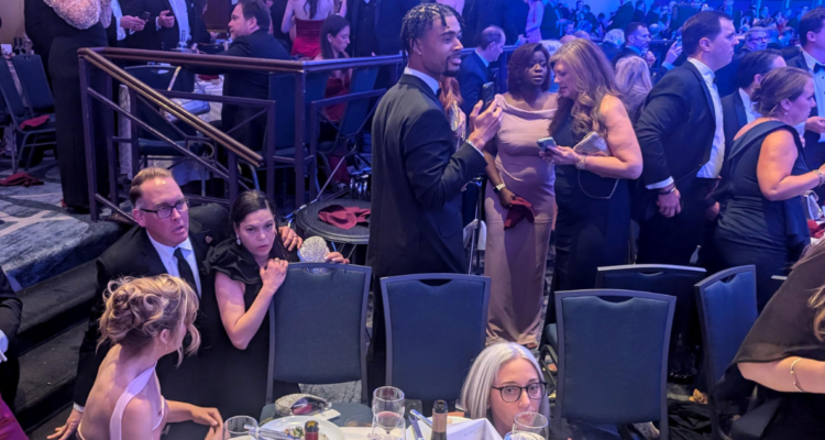 Imágenes muestran el pánico en cena de corresponsales tras evacuación de Donald Trump