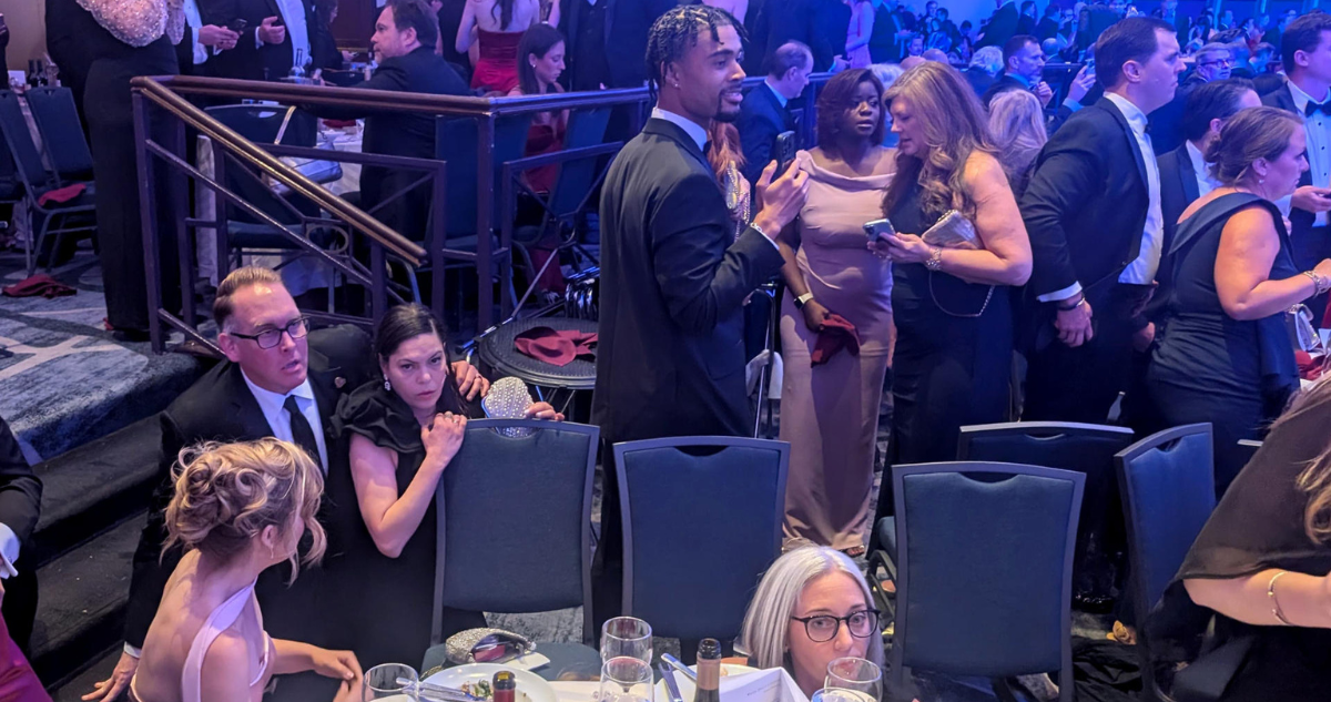 Imágenes muestran el pánico en cena de corresponsales tras evacuación de Donald Trump