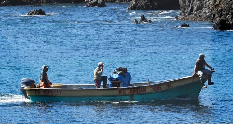 Pescadores del Bío Bío tildan de “burla” bono de $100 mil del Gobierno para mitigar alza de bencinas