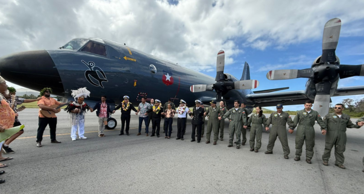 Con ceremonia en Rapa Nui: autorizan a la Armada a usar símbolo Manutara en avión de exploración