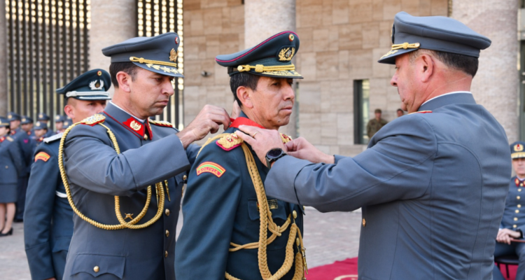 Chile condecora a jefe del Ejército boliviano tras 17 años sin visitas bilaterales