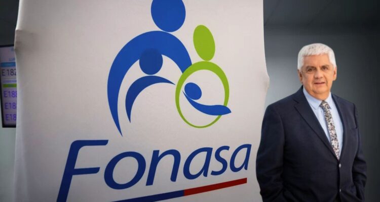 Economista César Oyarzo asume como nuevo director de Fonasa