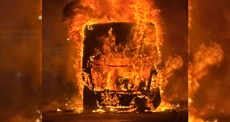 Bus del sistema RED se incendia en Independencia: transeúnte alertó al conductor del fuego