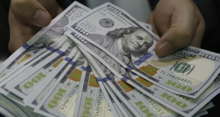 Dólar abre la semana en rojo: desarrollo de la guerra en Irán sigue definiendo el rumbo del billete