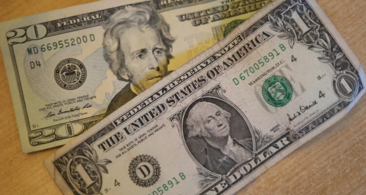 Dólar baja de los $890 tras el alza del cobre y expectativas de nuevas negociaciones entre Irán y EEUU