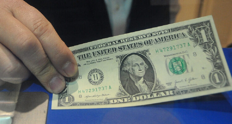 Dólar cae más de $10 hacia niveles de $910 mientras suben las expectativas por una desescalada