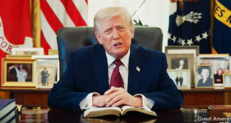 Donald Trump leyendo la Biblia
