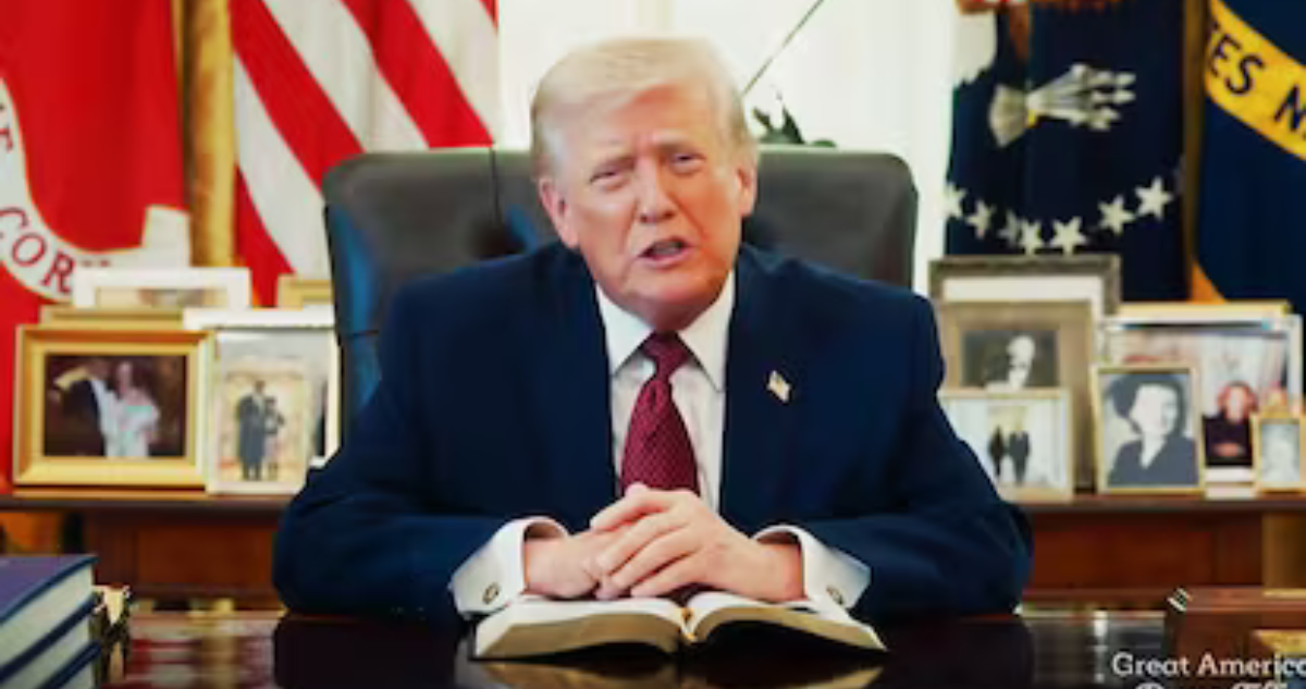 Donald Trump leyendo la Biblia