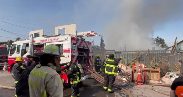 Dos muertos en incendio en Conchalí: indagan posible explosión de cilindro de oxígeno de una víctima