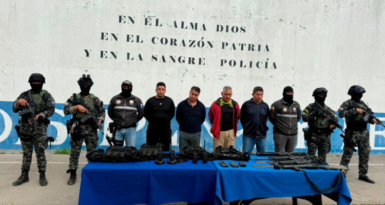 Detienen a tres policías y un militar retirados por presunto tráfico de armas en Ecuador